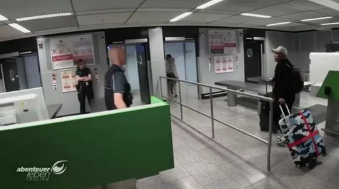 华女入境 因长相与通缉犯相似 被困小黑屋数小时