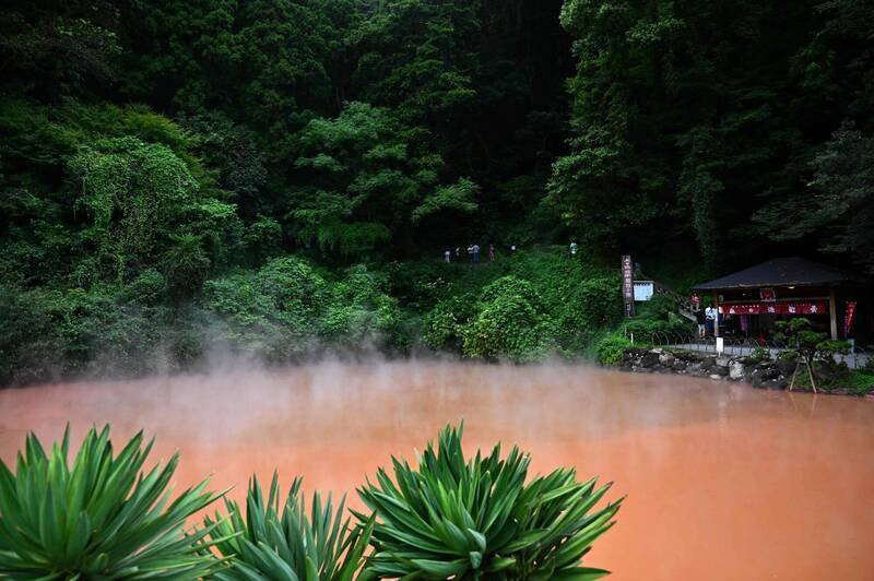日本岩手县一位温泉旅馆员工离奇失踪，警方推测可能是被熊带走，今遗体在山林中发现；露天温泉示意图，图与新闻事件无关。（法新社资料照）