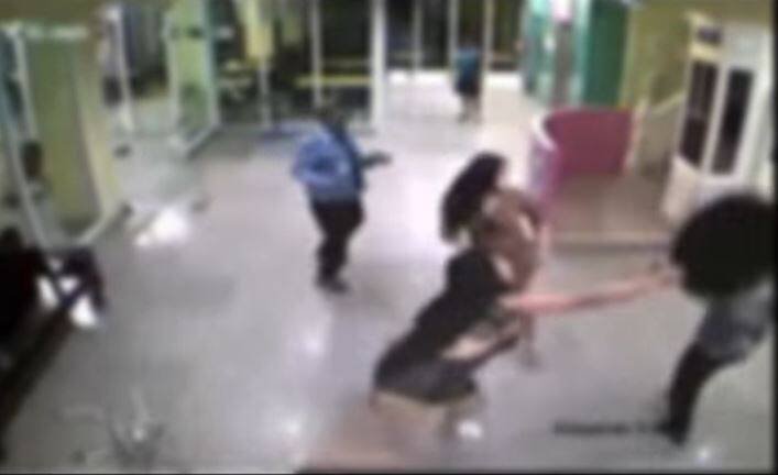 变性女子召集2名同伙殴打印度籍游客与其友人。（图撷取自脸书）