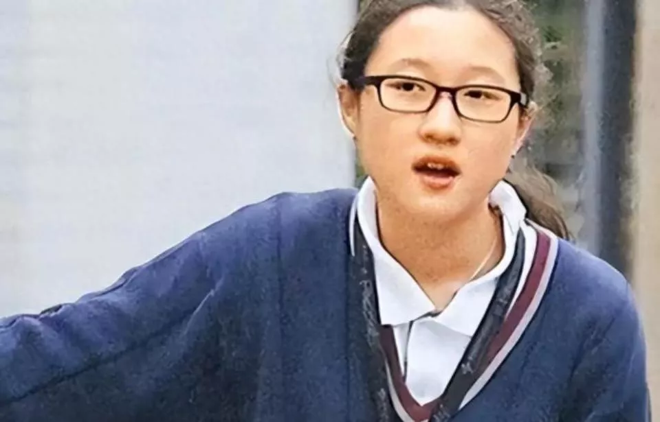 成龙女儿吴卓林：妈妈虐待，爸爸拒认，伴侣抛弃了我