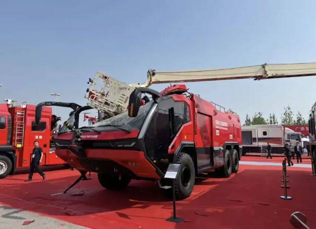 北京近日举办国际消防展，一辆消防车的云梯突然断裂，砸毁一旁消防车的车头。（撷取自读特新闻）