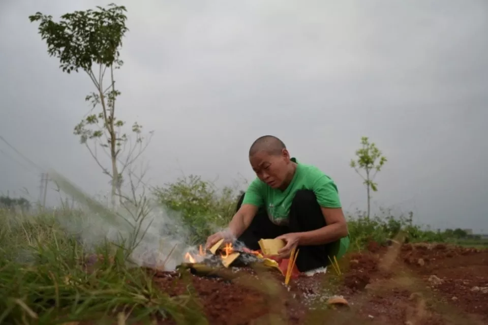 女子“为弟追凶”案开庭近一年后未宣判 其母留遗言