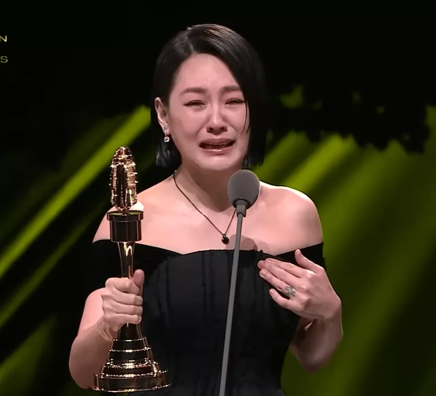 小S亮相金钟奖!如愿拿下最佳主持哭到脸变形