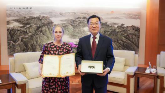 中国驻美大使接收美民间机构返还的虎形牌饰文物