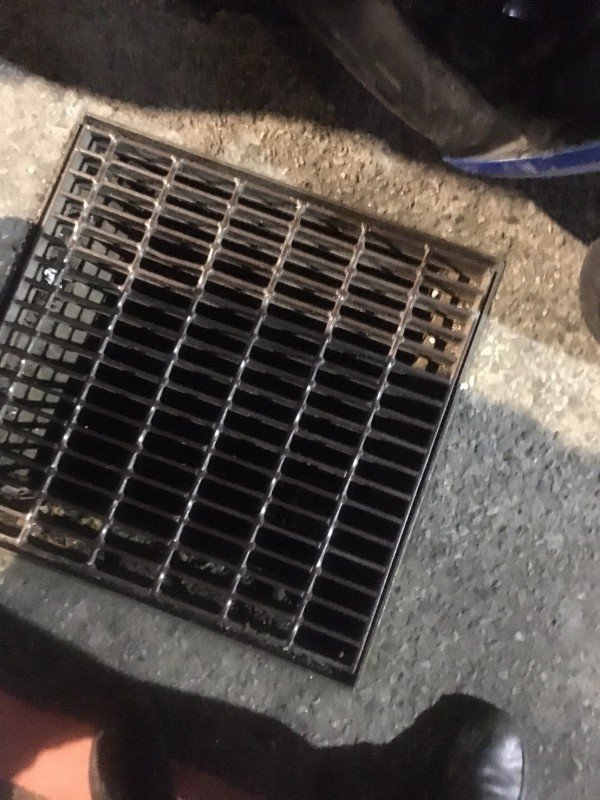 冯某将毒品丢进半个成人深的水沟。（记者徐圣伦翻摄）
