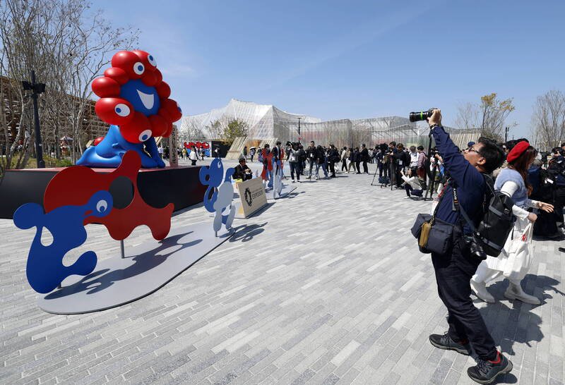 双手撑地、鞠躬的「欢迎来到」脉脉雕像搬到大阪府吹田市万博纪念公园。（欧新社资料照）