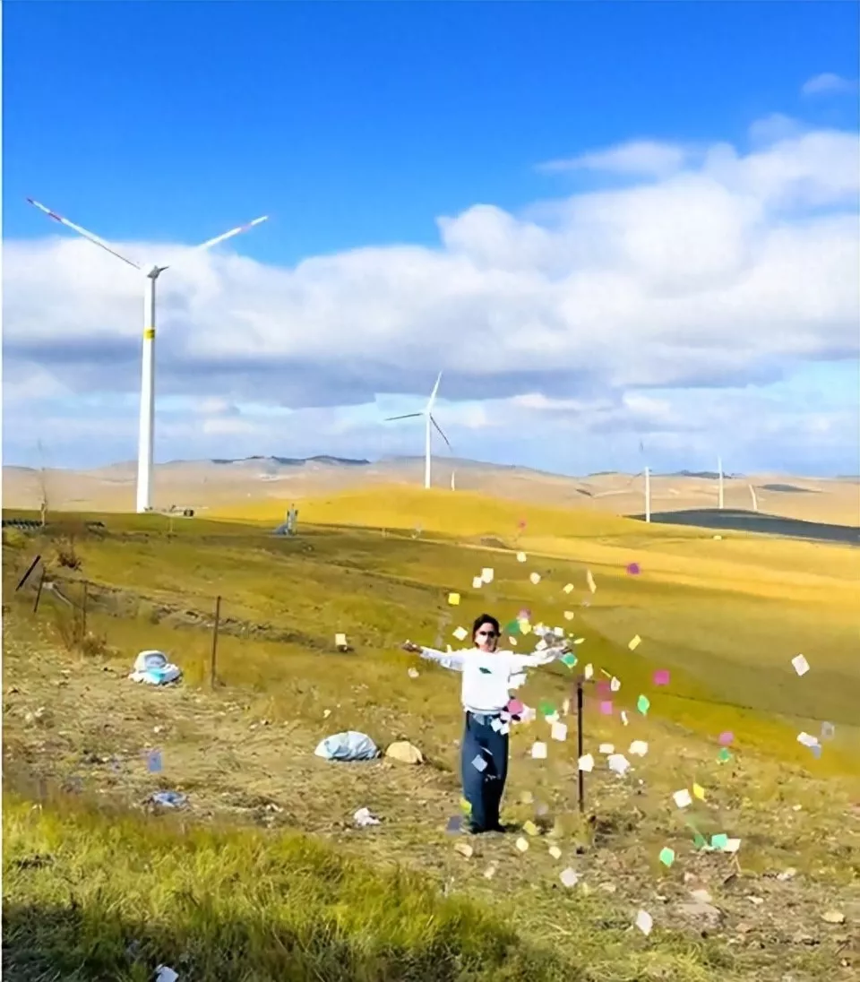 多名男女在草原上跳起“纸片舞”，网友担心破坏生态