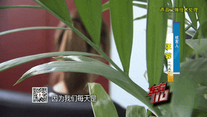 年轻小夫妻睡梦中惊醒！陌生男子正拿灯照他们！