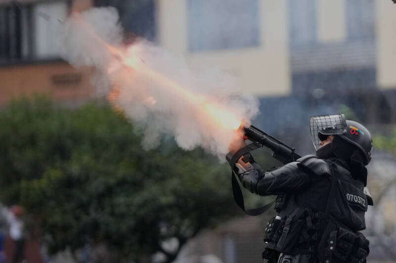 一名警察向示威者发射催泪瓦斯。（美联社）