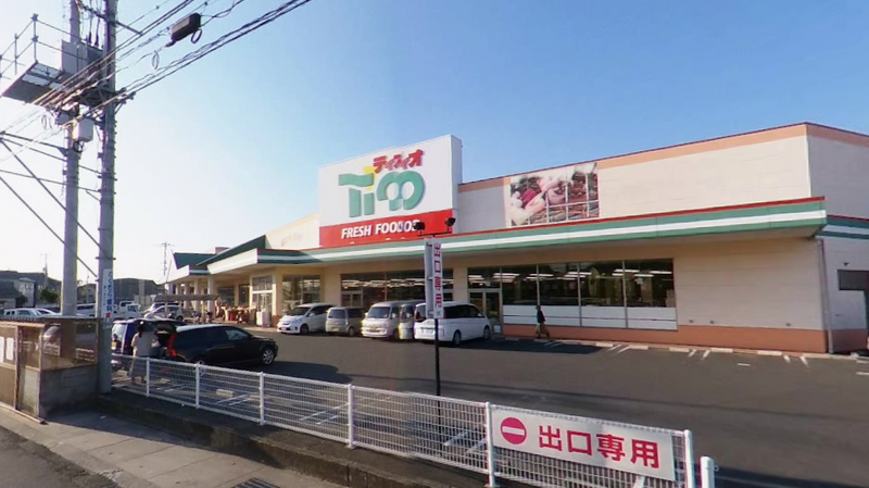 日本冈山市93岁老翁，开车接连撞击量贩店、其他车辆和民宅。图为事发店面。（图撷自Google街景）