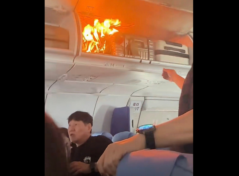 中国国际航空CA139航班，于飞行途中发生行李置物柜起火事件，班机紧急转降上海浦东机场。（图撷自微博）