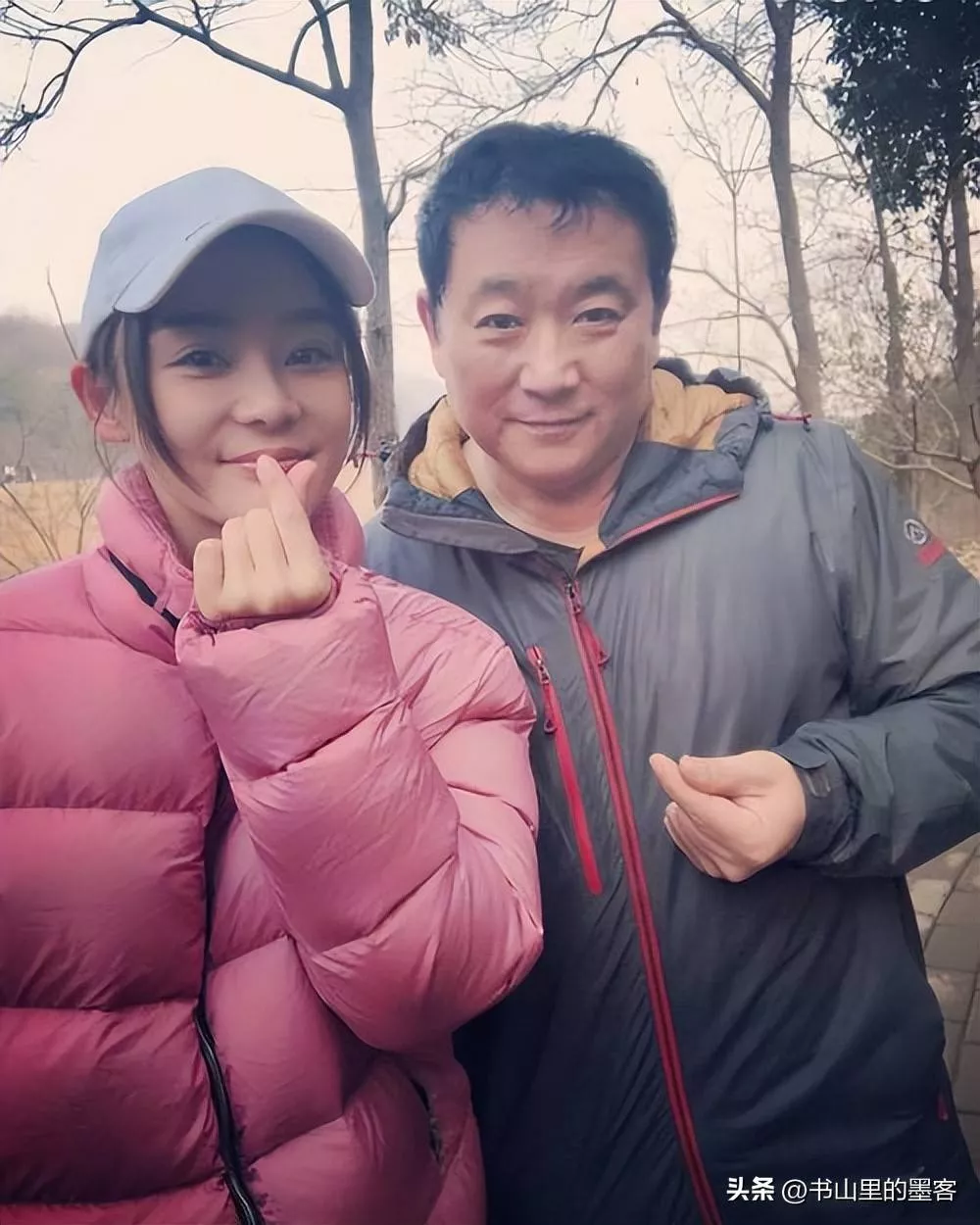 38岁袁姗姗回襄阳探亲，整容痕迹明显