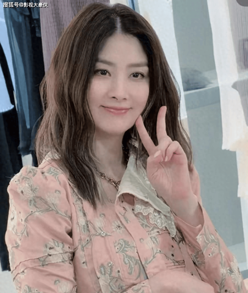 陈慧琳最新活动照太绝!53岁嘟嘴比耶似少女