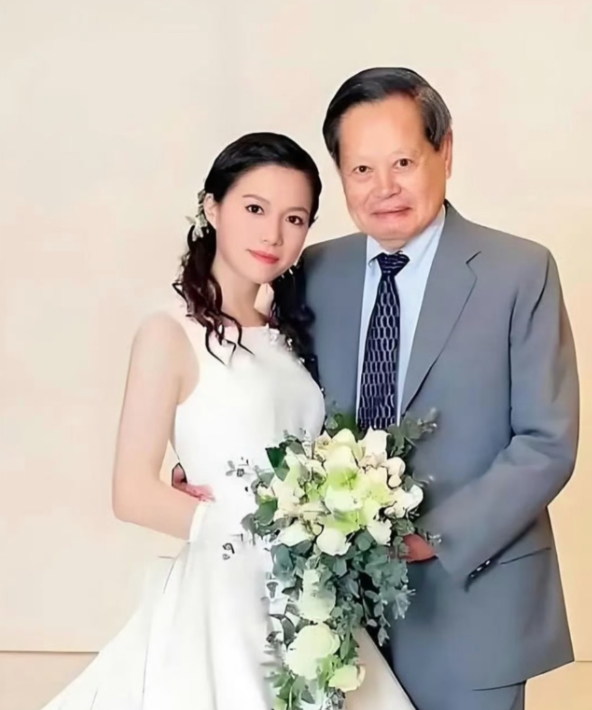 诺贝尔物理学奖得主杨振宁辞世，其2004年82岁时和28岁的翁帆结婚，引发外界议论。（图撷自微博）