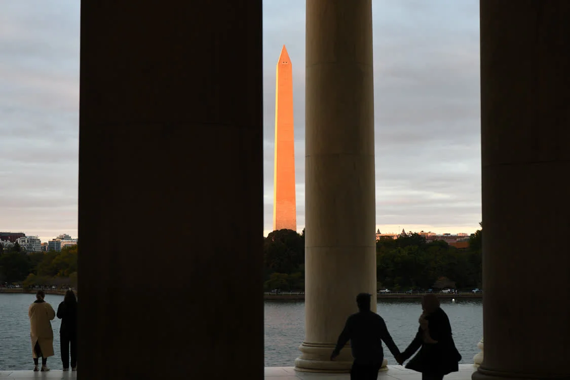 这是10月14日在美国华盛顿杰斐逊纪念堂拍摄的日落时分的华盛顿纪念碑。新华社记者李睿摄