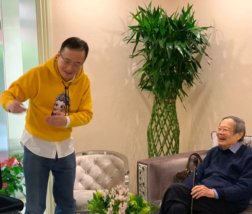 王征与杨振宁(右)在其家中畅谈