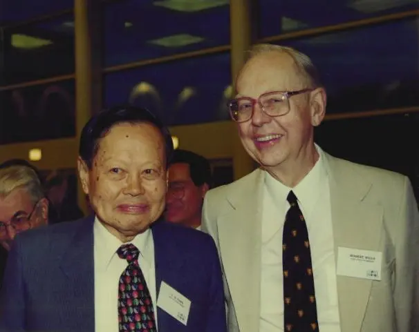 1999年杨振宁与米尔斯于石溪