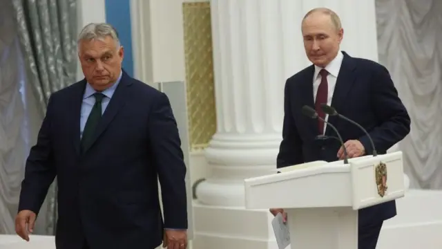 奥尔班与普京走过讲台,两人都显得有些忐忑不安