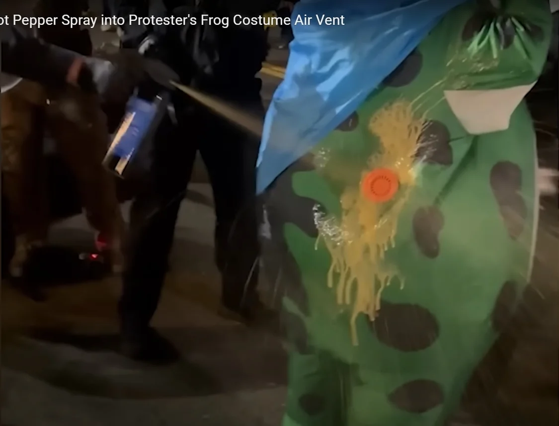 托德被从充气服通风口喷胡椒喷雾 视频截图