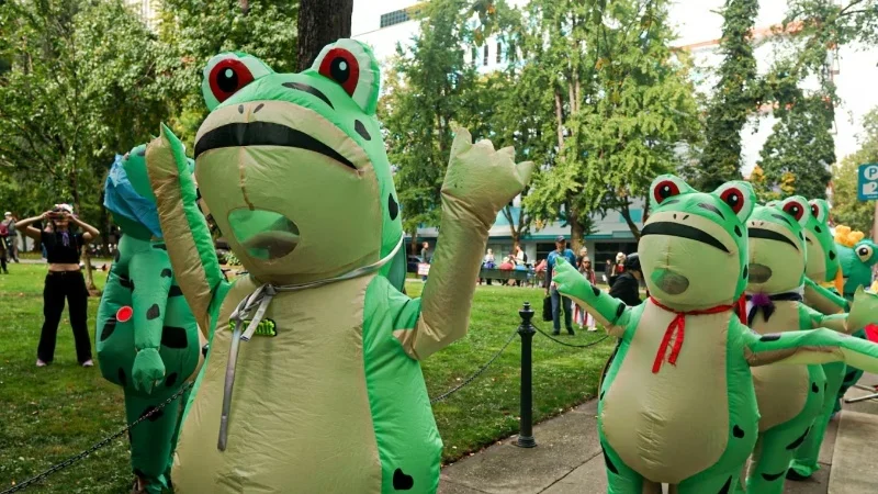 当地时间10月18日,在波特兰示威的人们。 波特兰《威拉米特周报》