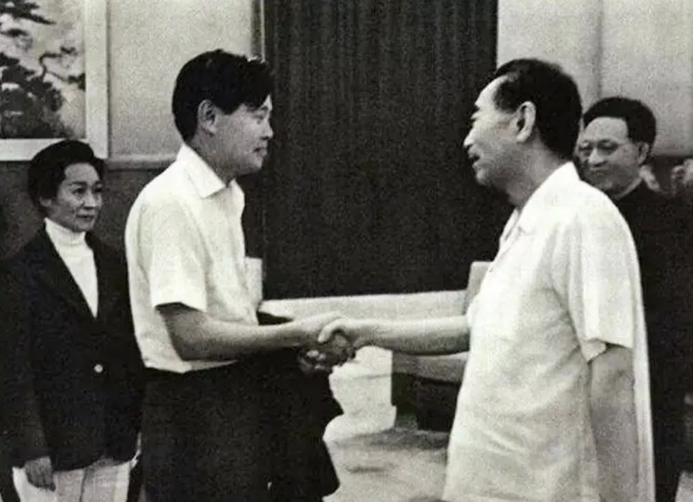 罕见老照片:1971年 杨振宁和岳父杜聿明夫妇在北京