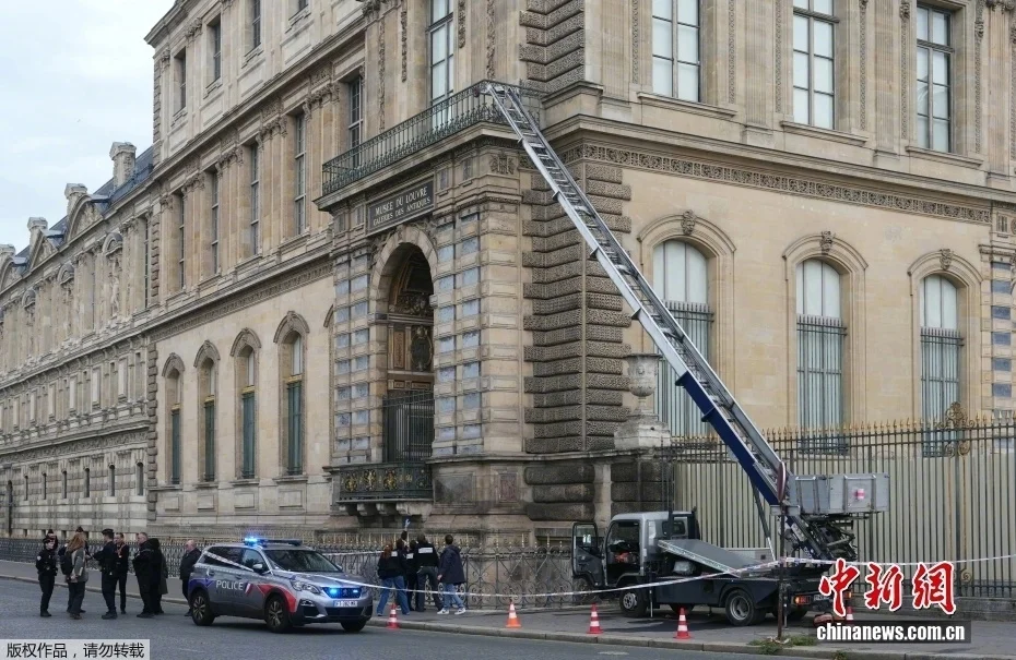 卢浮宫被盗细节:嫌犯一共4人 用升降设备闯入