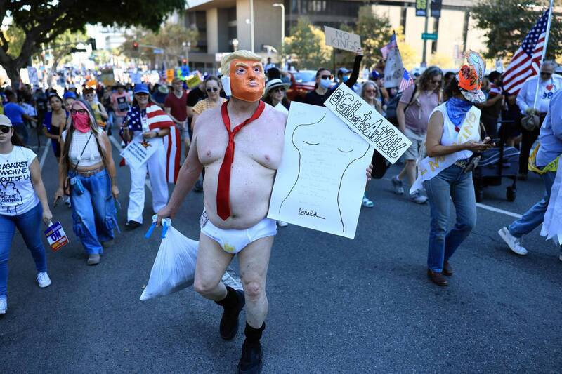 从昨（18）日到今日，全美50州举行「No Kings」反川普抗议。（路透社）