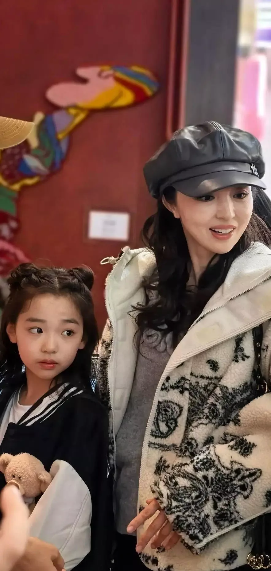 董璇逛街腹部微隆且走路姿态小心被指“孕味明显”