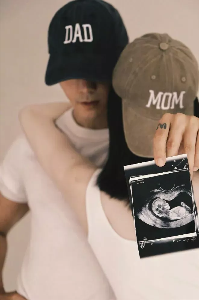 刚翻红,他就官宣当爸,老婆何穗,4大超模3位嫁港星