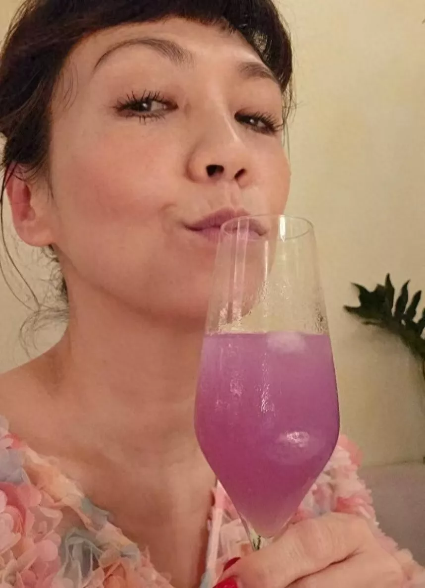 知名歌后晒照获关注!曾与同性互动亲密被传断背情