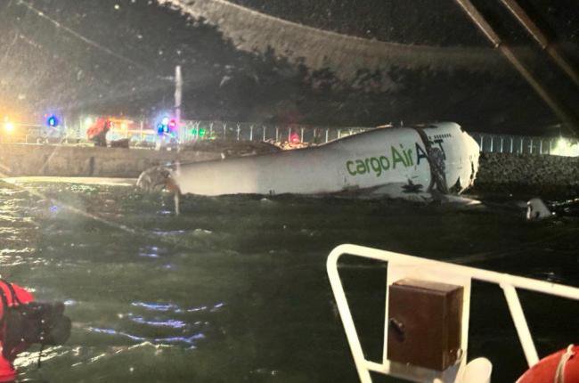 突发事故:飞机冲出跑道 撞毁车辆后坠海 突发事故:飞机冲出跑道 撞毁车辆后坠海