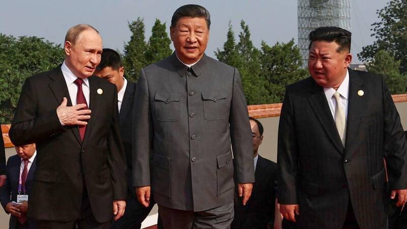 中国国家主席习近平（中）、俄罗斯总统普廷（左）、北韩领导人金正恩（右），9月3日出席中国九三大阅兵。（美联社资料照）