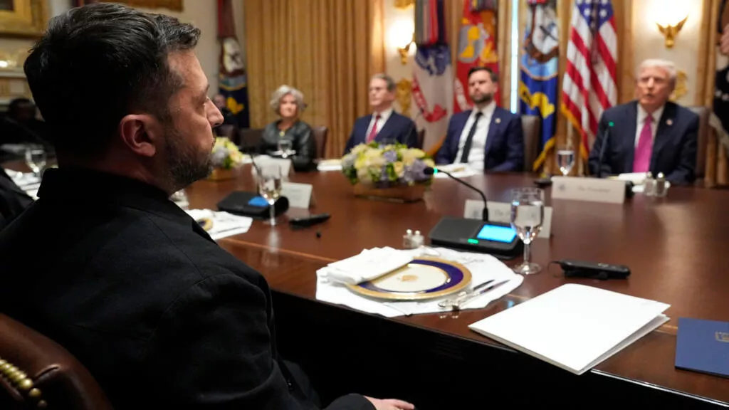 川普施压泽伦斯基 接受俄条件终战 警告“普京会摧毁你们”