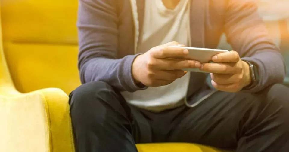 美14岁少年在家玩游戏“遭流弹射死” 家人崩溃:他只是坐在房间