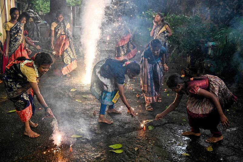 印度人庆祝年度重要节庆排灯节之际，位于东南部的大城清奈却遭暴雨袭击。（法新社）
