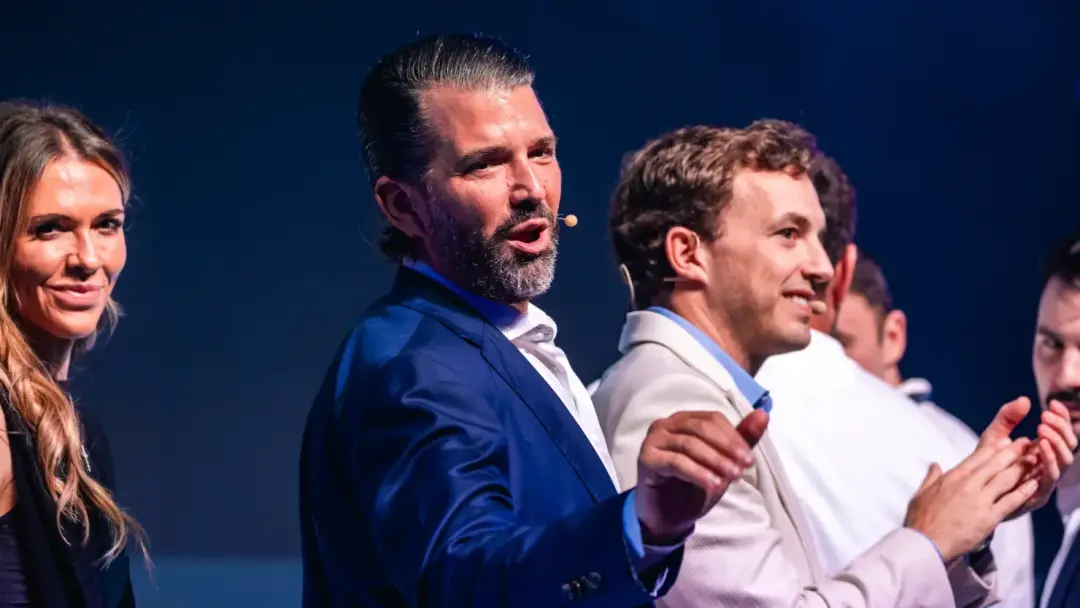 10月1日,小唐纳德和扎克·维特科夫在新加坡举行的一场虚拟货币峰会上