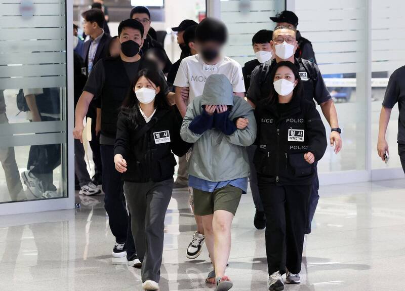 涉嫌在柬埔寨从事网路诈骗、被柬国移民单位拘捕的64名南韩公民，近日搭机返国，其中共49人已被南韩警方逮捕。（欧新社）