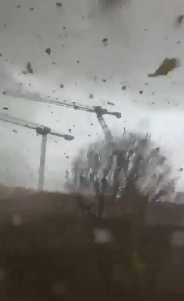 法国当局称，20日1场龙卷风席卷巴黎北部地区，吹翻3台建筑起重机。（撷自X@Meteo_Decrypte）