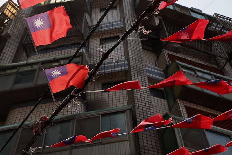 悬挂在台湾街头的中华民国国旗，是台湾拥有事实独立主权与身份认同的鲜明象征。（路透）