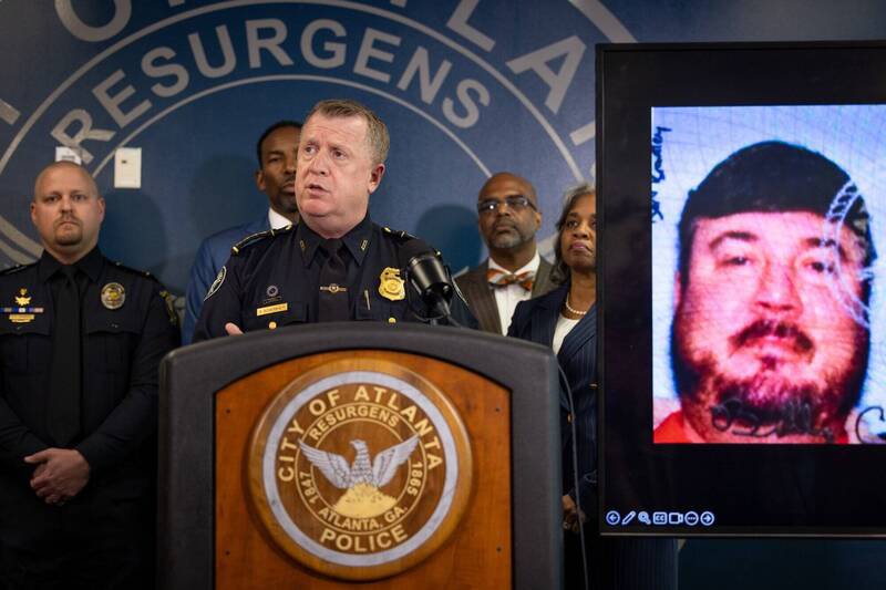 亚特兰大警局局长希尔鲍姆在记者会详述警方逮捕卡格尔（右方萤幕）的相关细节。（美联社）