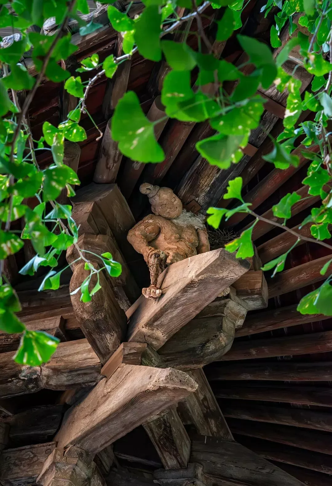 山西晋城，青莲寺的“最强打工人”努力在风雨里扛住。（图/视觉中国）