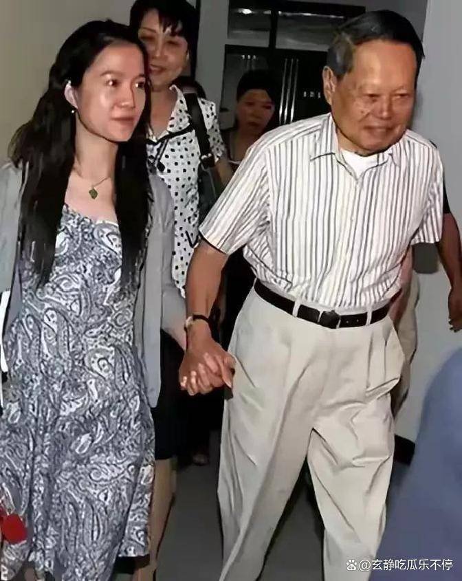 杨振宁离世后 49岁翁帆震撼转型 不继承巨额遗产 未来规划引热议!