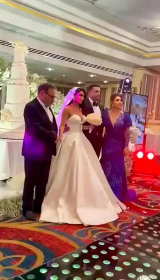 伊朗高官嫁女 新娘穿抹胸婚纱 他却强推“头巾法”