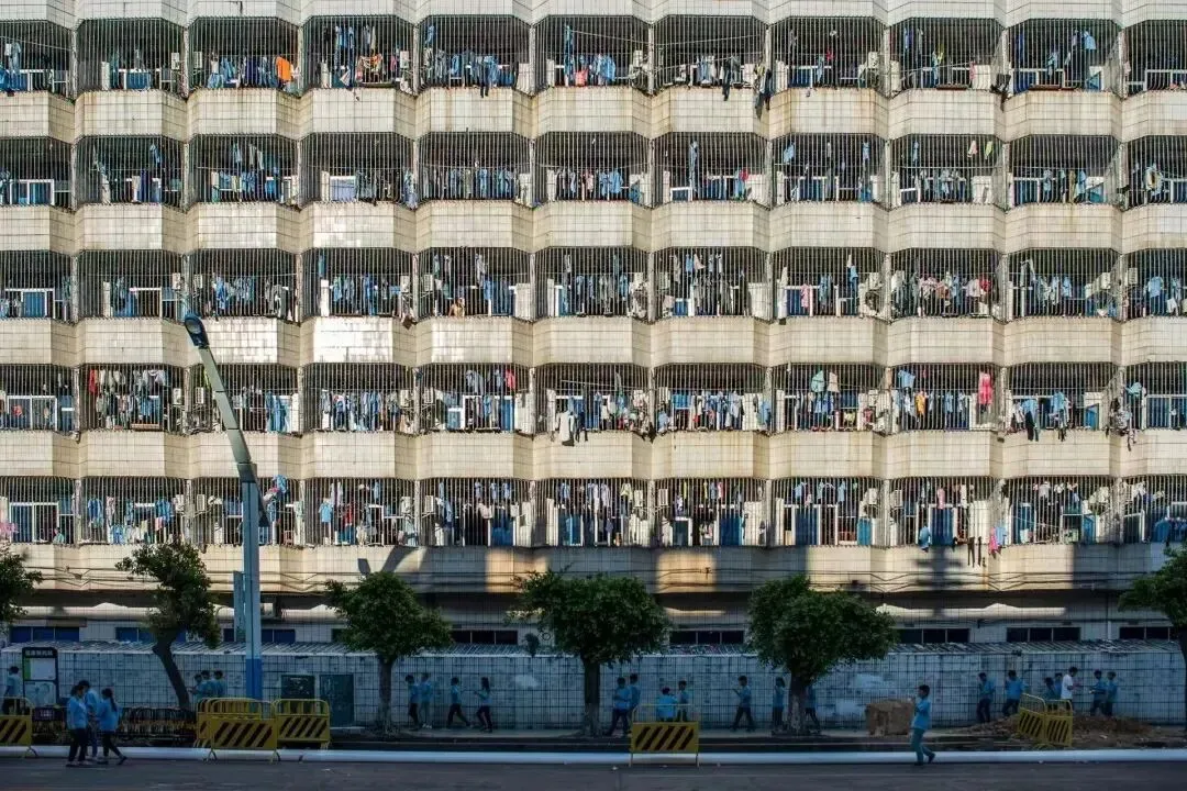 2017年6月6日，广东东莞，某电子厂集体宿舍的阳台上，挂着密密麻麻的衣物