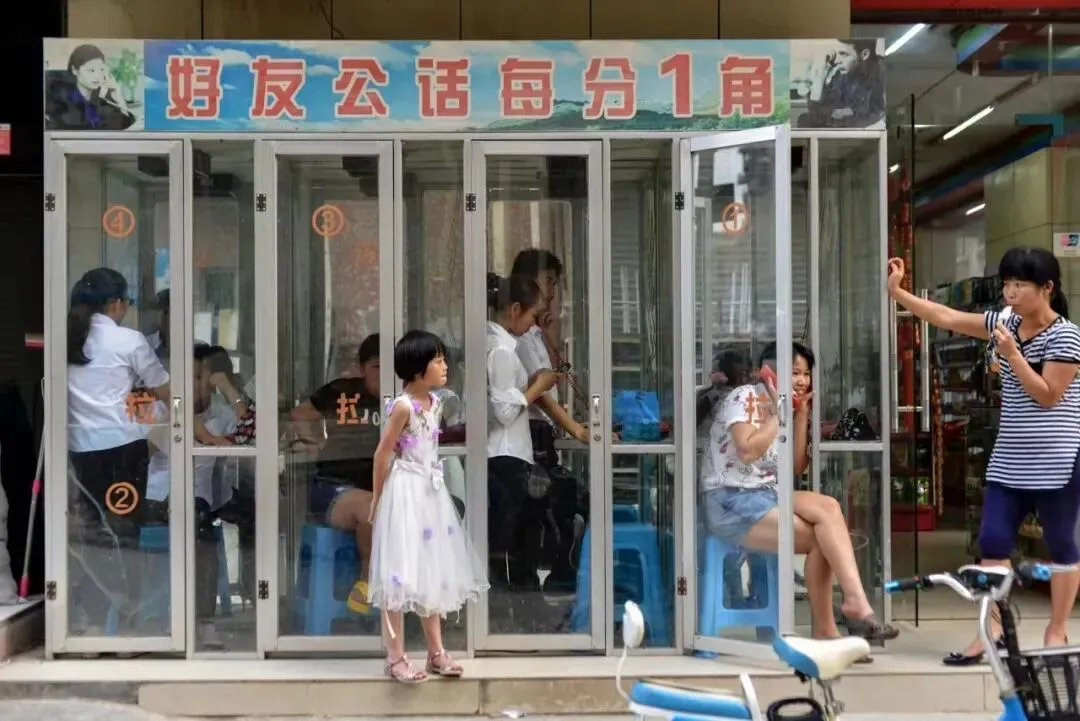 2016年6月1日，广东东莞，公共电话亭内的打工人。当时工业区的花费每分钟一角钱
