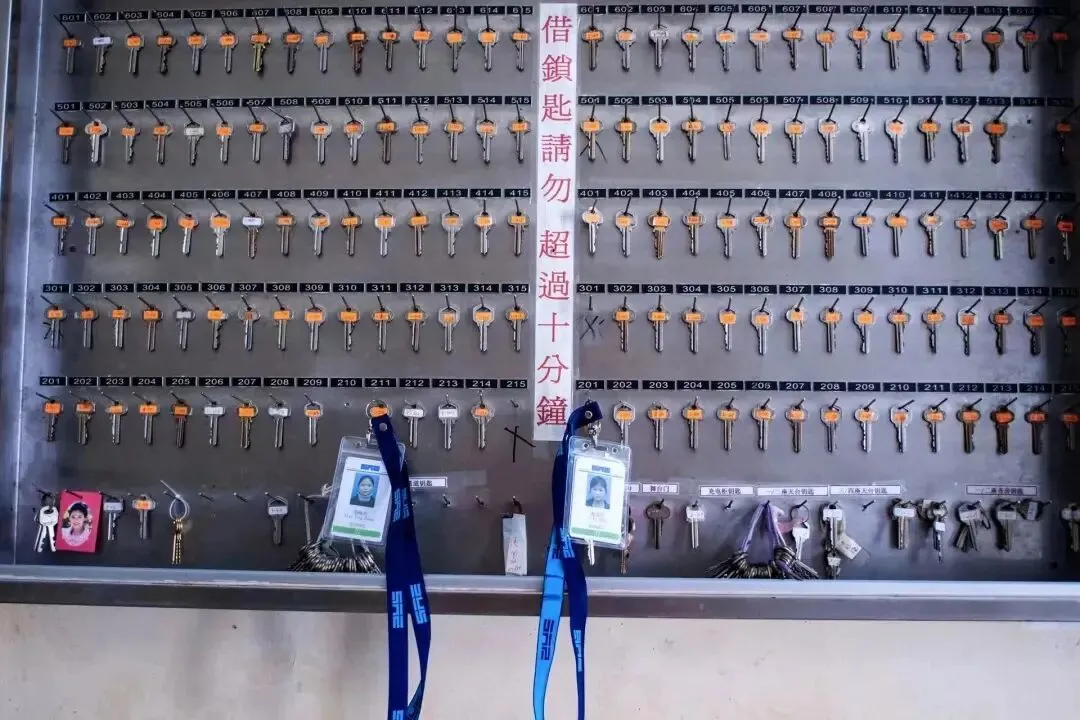 2010年1月12日，广东东莞，某电子厂保安值班处的钥匙柜。工厂人员流动性大，如果给所有人分配钥匙，某些员工有可能会私下配一把，离职后混入宿舍偷东西。为了防止这种隐患发生，每间宿舍只有一把钥匙，下班后第一个回宿舍的女工借走钥匙，把工牌放在对应的位置上，还回钥匙后，才能取回工牌。