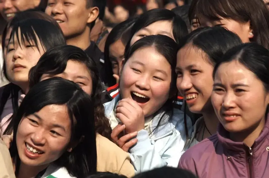 电子厂举办演出活动，舞台上精彩的表演，让员工们笑开了花