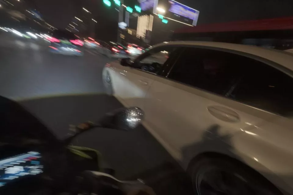 男子称骑摩托险被变道轿车撞上,发生口角后被对方打翻在地