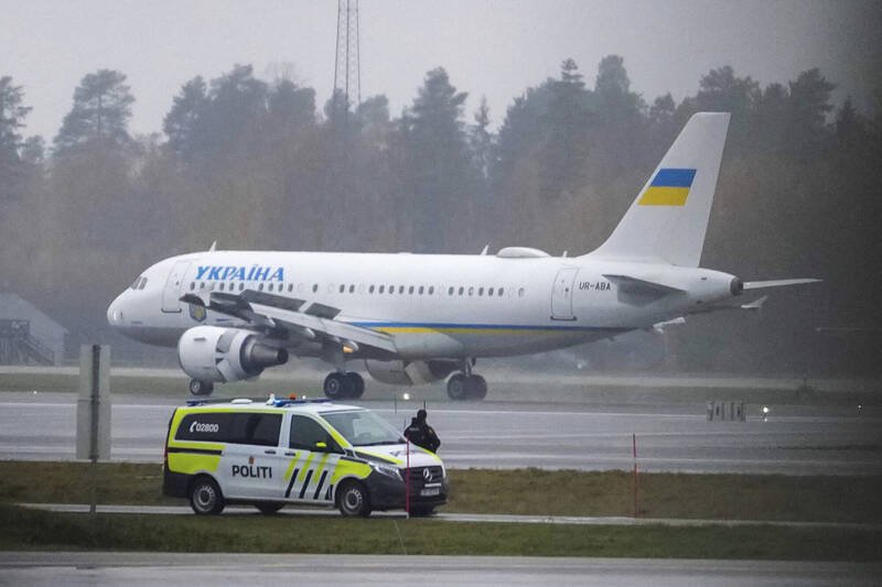 搭载乌克兰总统泽伦斯基的专机22日降落挪威奥斯陆机场。（美联社）