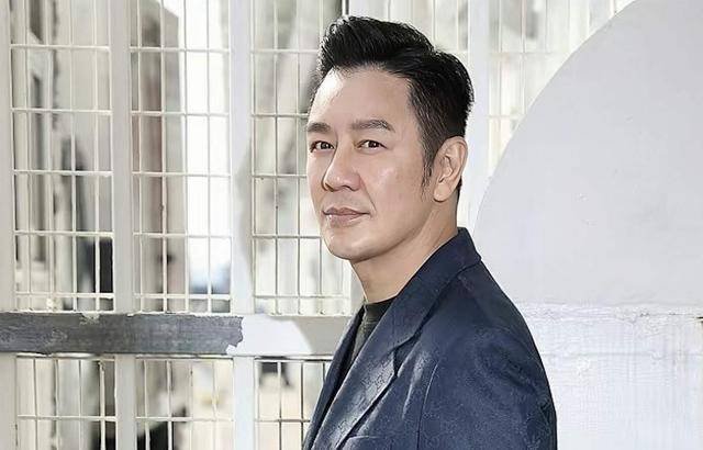 香港知名男星被曝整容 苹果肌硕大显僵硬 一家六口长期租房生活